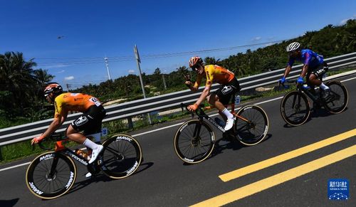騎跡再啟航 第十五屆環(huán)海南島國(guó)際公路自行車賽鳴槍開(kāi)賽