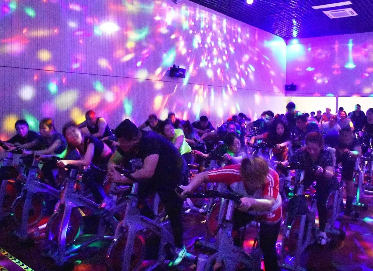 律動(dòng)光年 致家駒，一場(chǎng)動(dòng)感單車上的音樂(lè)騎行派對(duì)